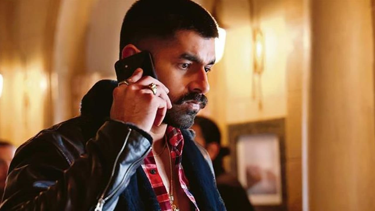 ఈ ఘటన మొత్తాన్ని అక్కడే పెళ్లి వేడుకను షూట్ చేస్తున్న ఇద్దరు కుర్రాళ్లు కెమెరాలో షూట్ చేస్తారు. అక్కడి నుంచి సీజన్ 1 ముగుస్తుంది. అలాగే సీజన్ 2 సైతం హత్యలు, దర్యాప్తు చుట్టూ సాగుతుంది. అంతర్జాతీయ డ్రగ్స్ ముఠా.. అత్వాల్ కుటుంబ సభ్యుల నేర చరిత్ర గురించి సాగుతుంది. ఇక సీజన్ 3 మరింత ఉత్కంఠభరితంగా ఉంటుంది. 