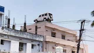 Viral News: గాల్లో పార్క్ చేసిన టాటా సుమో.. ఆకాశంలో ఈదుతున్న చేప.. దగ్గరకు వెళ్లి చూడగా