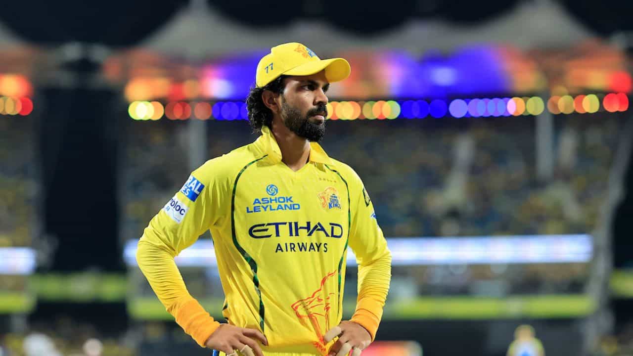 ఇక చెన్నై సూపర్ కింగ్స్ జట్టు విషయానికొస్తే, వారు ఢిల్లీ క్యాపిటల్స్‌తో జరిగిన మ్యాచ్‌లో నెమ్మదిగా ఓవర్లు వేశారు. దీని ఫలితంగా, సీఎస్‌కే కెప్టెన్ రుతురాజ్ గైక్వాడ్‌కు జరిమానా విధించారు.