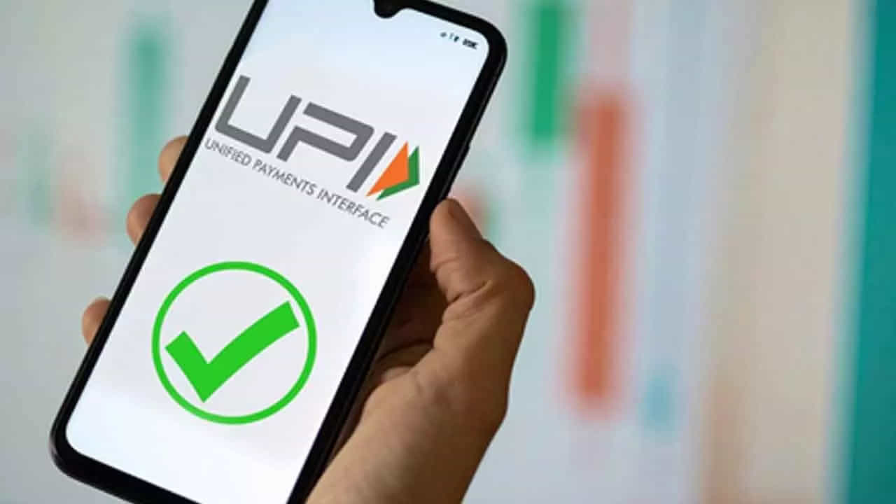 దేశవ్యాప్తంగా డిజిటల్ పేమెంట్స్ పెరుగుతున్నాయి. యూపీఐ సౌకర్యం అందుబాటులోకి వచ్చాక డిజిటల్ లావాదేవీలు ఎక్కువగా జరుగుతున్నాయి. పెద్ద పెద్ద మాల్స్ నుంచి వీధి వ్యాపారి వరకు ప్రతీఒక్కరూ యూపీఐ స్కానర్ల ద్వారా కస్టమర్ల నుంచి పేమెంట్స్ స్వీకరిస్తున్నారు అయితే యూపీఐ చెల్లింపులు చేయాలంటే బ్యాంక్ అకౌంట్ కలిగి ఉండాలి. బ్యాంక్ అకౌంట్కు యూపీఐ పిన్ సెట్ చేసుకుని పేమెంట్స్ చేయాలి.