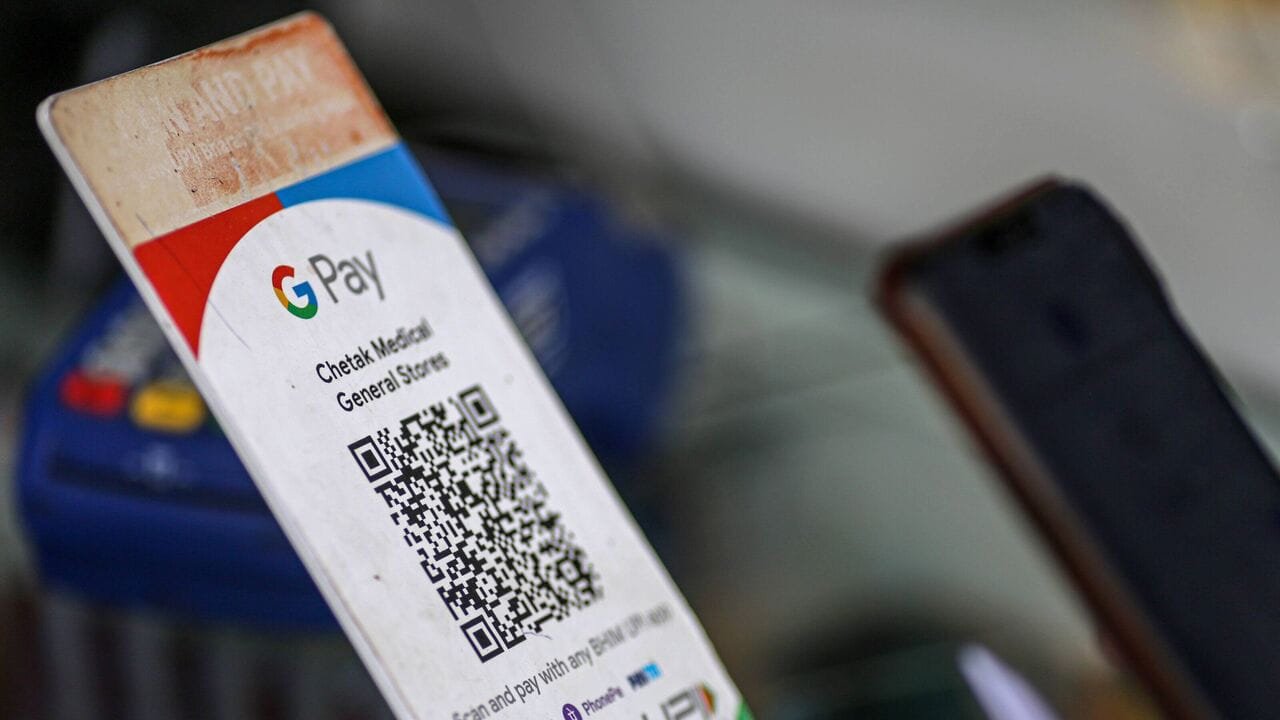 గూగుల్ పే, ఫోన్ పే, భీమ్ యాప్ వంటి వాటిల్లో యూపీఐ సర్కిల్ అనే ఆప్షన్ ఉంది. దీని ద్వారా ఎవరైనా సరే తమ అకౌంట్కు సెకండ్ వినియోగదారులను జత చేయవచ్చు. ఇందుకు సెకండ్ వినియోగదారుడు బ్యాంక్ అకౌంట్ కలిగి ఉండాల్సిన అవసరం లేదు. వినియోగదారుడి బ్యాంక్ ఖాతా నుంచి నేరుగా ద్వితీయ వినియోగదారుడు చెల్లింపులు చేయొచ్చు.