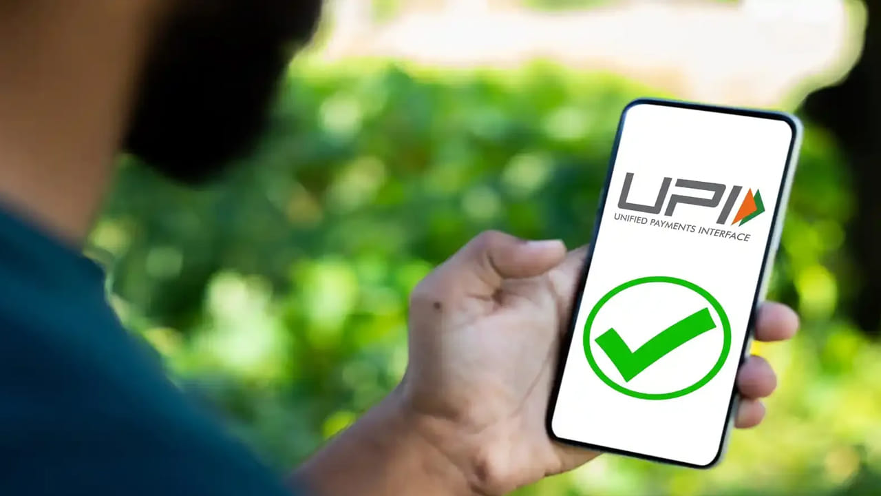 అయితే ప్రాథమిక వినియోగదారుడి కంట్రోల్లోనే బ్యాంక్ ఖాతా ఉంటుంది. ఎంత లిమిట్ వరకు ద్వితీయ వినియోగదారుడు తమ అకౌంట్లోని డబ్బులను వినియోగించవచ్చు అనేది సెటప్ చేసుకోవచ్చు. ఇక ప్రతీ చెల్లింపును ప్రాథమిక వినియోగదారుడు ఆమోదించాలా.. వద్దా అనేది నియంత్రించవచ్చు. రూ.15 వేల వరకు లిమిట్ పెట్టుకోవచ్చు.