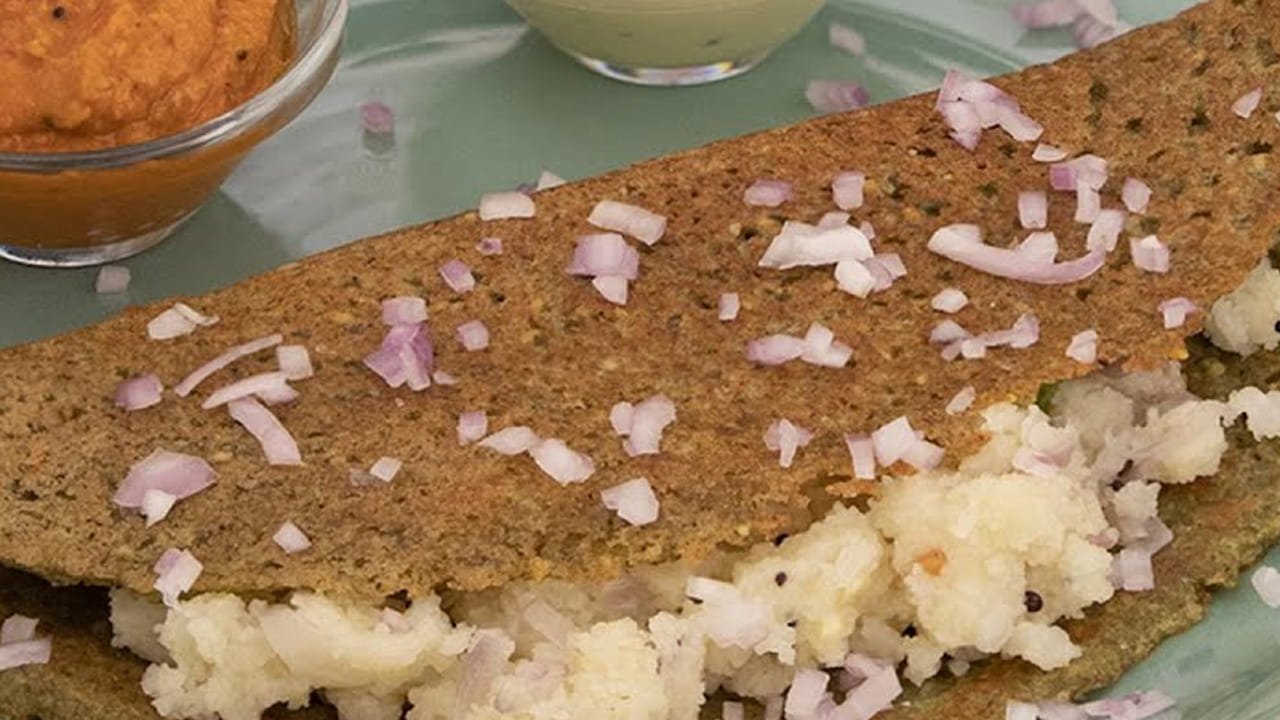 పెసరట్టు కాల్చడం
మొత్తం సిద్ధం చేసుకున్న తర్వాత దోస పెనం గ్యాస్ మీద పెట్టి, దానిని బాగా వేడి చేసి దానిలో కొద్దిగా నూనె లేదా నెయ్యిని రాయాలి. ముందుగా పెసరట్టు పిండిని పెనంపై వేసి దోసలాగా పోసుకోవాలి.