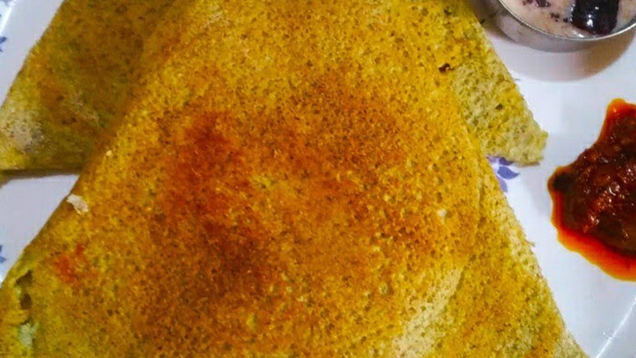 దోసను కాల్చిన తర్వాత, దానిపై మూడు టేబుల్ స్పూన్ల ఉప్మా దాని మీద వండిన రొయ్యల కూర, సన్నగా తరిగిన ఉల్లిపాయలు కూడా దాని మీద వేసుకోవాలి. దాని చుట్టూ నెయ్యి వేసి, దోసను రెండు వైపులా కాల్చిన తర్వాత దానిని ఒక ప్లేట్లోకి తీసుకోవాలి.