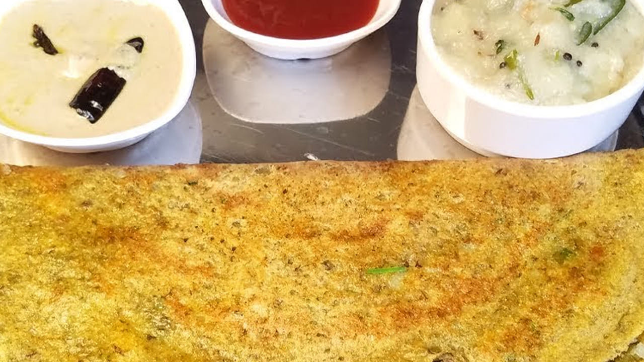 తయారీ విధానం: ఒక కప్పు పెసలు అది కూడా 6 గంటల ముందు  నానబెట్టాలి, ఒక కప్పు బియ్యం, అల్లం, పచ్చిమిర్చి, జీలకర్ర, ఉప్పు, జీలకర్ర, రొయ్యలు, ఉప్మా రవ్వను తీసుకోవాలి.
