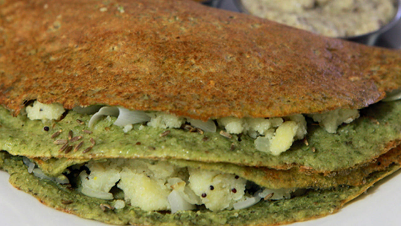 ఉప్మా తయారీ చేసుకోవాలి
ఉప్మా రవ్వ లేదా బొంబాయి రవ్వ తీసుకుని దానిలో ఉల్లిపాయలు ముక్కలు , పచ్చిమిర్చి ముక్కలు , అల్లం పేస్ట్ , నాలుగు కరివేపాకు ఆకులు , పోపు పెట్టి తక్కువ నీటితో ఉప్మాను చేసుకుని సిద్ధం చేసుకోవాలి.