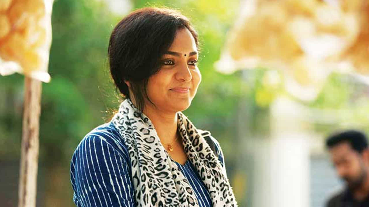 జీవితంలో సర్వస్వం కోల్పోయామని అనుకున్నప్పుడు, మళ్ళీ ఫీనిక్స్ పక్షిలా ఎలా ఎదగాలి అనేది పల్లవి పాత్ర మనకు నేర్పుతుంది. టొవినో థామస్ పోషించిన విశాల్ పాత్ర, ఒక వ్యక్తికి కష్టాల్లో తోడుగా నిలబడటం ఎంత ముఖ్యమో వివరిస్తుంది. ప్రేమ పేరుతో భాగస్వామిని నియంత్రించడం ఎంత ప్రమాదకరమో ఈ సినిమా కళ్లకు కట్టినట్లు చూపిస్తుంది.
