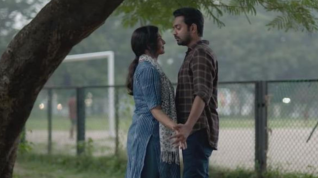 మలయాళ చిత్ర పరిశ్రమ నుండి వచ్చిన అత్యంత స్ఫూర్తిదాయకమైన చిత్రాలలో 'ఉయరే' (Uyare) ఒకటి. పార్వతి తిరువోతు ప్రధాన పాత్రలో నటించిన ఈ చిత్రం, ప్రస్తుతం ప్రముఖ ఓటీటీ ప్లాట్ ఫామ్ అమెజాన్ ప్రైమ్ వీడియోలో అందుబాటులో ఉండి ప్రేక్షకులను విశేషంగా ఆకట్టుకుంటోంది. ఈ సినిమా కథాంశం గురించి ఆసక్తికర విషయాలు మీకోసం. 