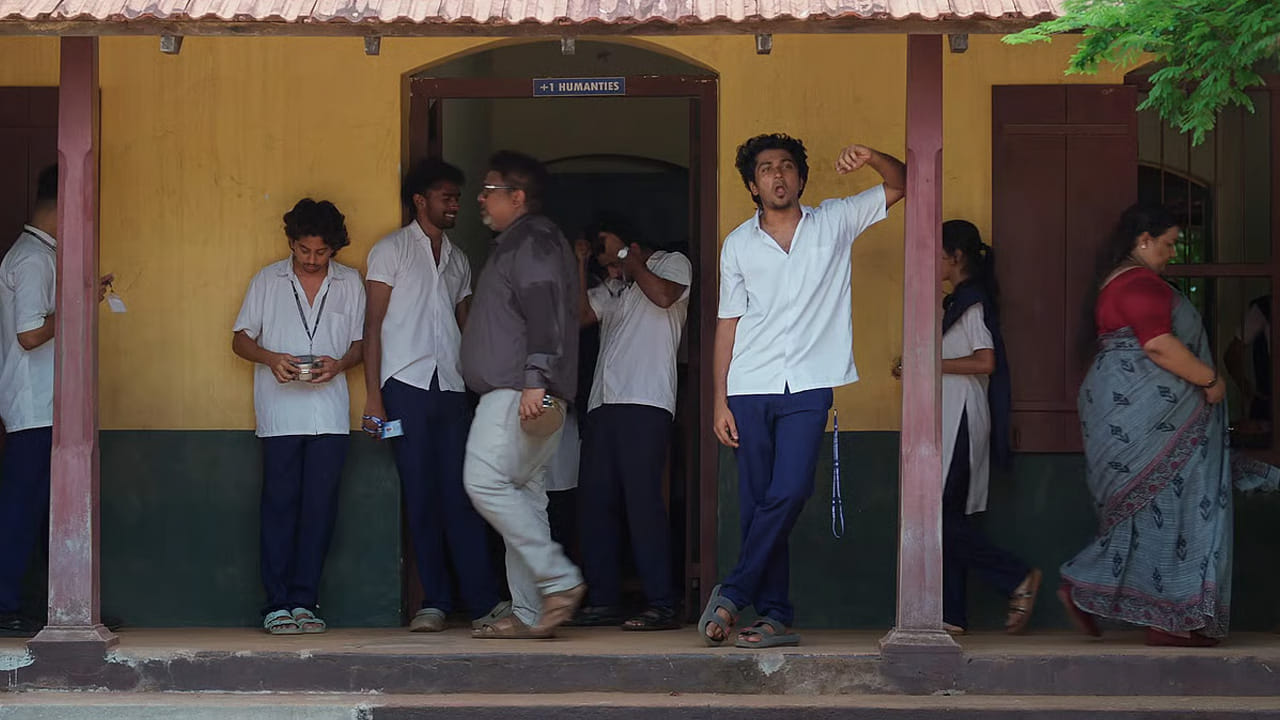 మలయాళ చిత్రాలకు ఉండే క్రేజ్ గురించి చెప్పక్కర్లేదు. ఆ సినిమాలు ఎప్పుడూ వాటి బలమైన కథాంశాలకు ప్రసిద్ధి చెందాయి. ప్రస్తుతం అలాంటి బలమైన కథాంశం ఉన్న ఒక చిత్రం బాక్సాఫీస్‌ వద్ద సంచలనం సృష్టిస్తోంది. ఈ సినిమా గురించే ఇప్పుడు అంతటా చర్చ జరుగుతోంది. ఎందుకంటే ఎలాంటి అంచనాలు లేకుండా విడుదలై భారీ విజయాన్ని సాధించింది. చిన్న సినిమా అయిన్పపటికీ పెద్ద తుఫాను సృష్టించింది. ఆ సినిమా పేరు 'వాజ 2: బయోపిక్ ఆఫ్ ఏ బిలియన్ బాయ్స్'.