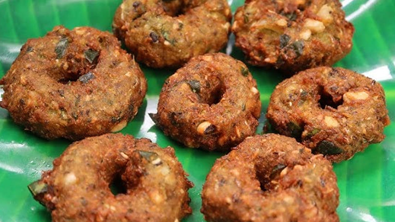 బొబ్బర్లు వడల తయారీ విధానం : ముందుగా బొబ్బర్లను ఇలా నానబెట్టుకోవాలి : బొబ్బర్లను తీసుకుని కనీసం 8 గంటల పాటు నీటిలో నానబెట్టాలి. అ తర్వాత ఈ నానిన బొబ్బర్లను తీసుకుని మిక్సీలో కానీ, రోటిలో కానీ వీటిని మెత్తగా రుబ్బుకోవాలి. పిండిని మరి జోరుగా కలపకండి. కొద్దిగా నీరు పోసి మళ్ళీ రెండో సారి కూడా మిక్సీ పట్టుకోండి..