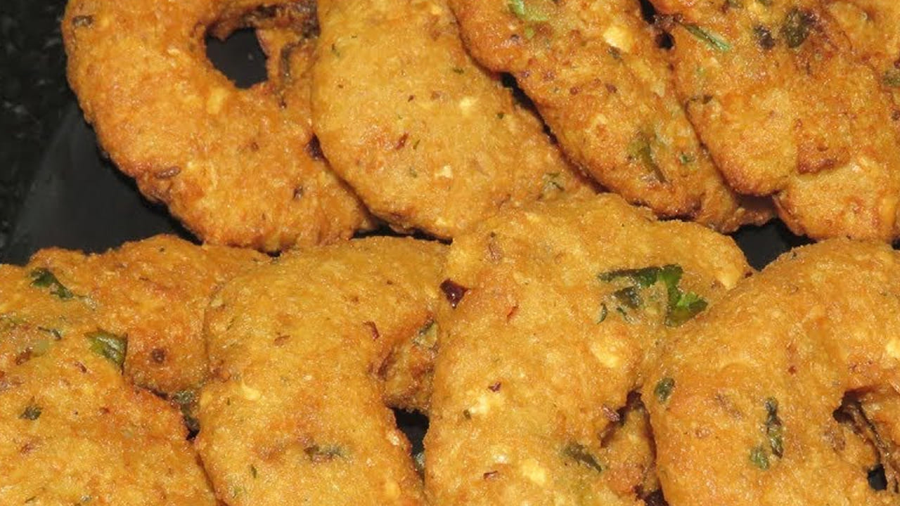 ఈ మిశ్రమాన్ని ఇలా తిప్పుకోవాలి  :  ఈ పేస్ట్‌ మిశ్రమం తీసుకుని దానిలో కట్ చేసిన ఉల్లిపాయ, నాలుగు పచ్చిమిర్చి, ఒక టేబుల్ స్పూన్ అల్లం,  నాలుగు కరివేపాకు, అర కట్ట కొత్తిమీర, అర టేబుల్ స్పూన్ జీలకర్ర, ఉప్పు కూడా వేసి వీటిని బాగా మిక్స్ అయ్యేలా కలపాలి. ఇలా చేస్తే బొబ్బర్ల వడలు మంచిగా వస్తాయి తినడానికి కూడా రుచిగా ఉంటాయి.