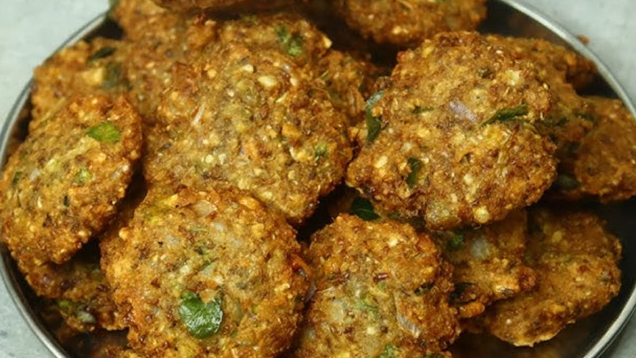 ఈ వడలను నూనెలో బాగా వేయించుకోవాలి: ఇప్పుడు ఒక గిన్నెలో కొద్దిగా ఈ పిండిని వేసుకుని, చేతులకు నీరు రాసుకుని చిన్న గారెలు మాదిరిగా వీటిని వేసుకోవాలి. ఆ తర్వాత పాన్ లో ఆయిల్ వేసి అది వేడయ్యాక  మీడియం మంటపై గారెలను ఉంచి గోల్డ్ రంగులోకి మారే వరకు వీటిని బాగా వేయించాలి. 
