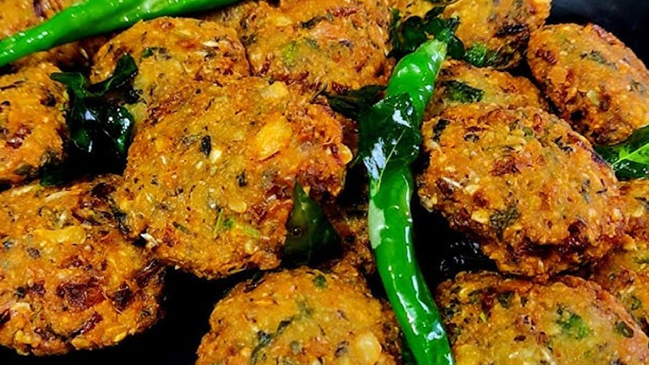 ఈ పిండిని మరి జోరుగా చేయకండి అలా చేస్తే గారెలు కరకరలాడవు. మీరు పిండి కొంచెం గట్టిగానే ఉంచాలి. అలాగే, నూనెను మరి కాగనివ్వకండి. అలా చేస్తే బయట కాలి మాడిపోతాయి అలాగే, లోపల కూడా ఉడకవు. కాబట్టి, మీడియం మంట మీదే వీటిని వేయించుకోవాలి. మీకు ఆరోగ్యకరంగాతినాలంటే తక్కువ నూనెలో కాల్చాలి