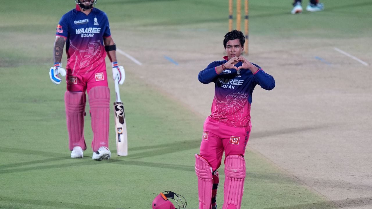 సిక్సర్లతోనే కాకుండా, పరుగుల వేటలోనూ వైభవ్ సరికొత్త మైలురాయిని అందుకున్నాడు. టీ20 ఫార్మాట్‌లో అత్యంత వేగంగా 1000 పరుగులు పూర్తి చేసిన ప్రపంచ బ్యాటర్‌గా చరిత్రకెక్కాడు. కేవలం 473 బంతుల్లోనే ఆయన ఈ ఘనతను సాధించాడు. గతంలో ఆస్ట్రేలియాకు చెందిన మిచెల్ ఓవెన్ 533 బంతుల్లో చేసిన రికార్డును వైభవ్ బద్దలు కొట్టాడు. బీహార్‌కు చెందిన ఈ చిన్నారి ఆటగాడు తన విధ్వంసకర బ్యాటింగ్‌తో భారత సెలెక్టర్ల దృష్టిని ఆకర్షించడమే కాకుండా, భవిష్యత్తులో భారత జట్టుకు వెన్నెముకగా మారతారని విశ్లేషకులు భావిస్తున్నారు.