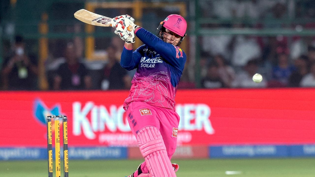 ప్రస్తుత ఐపీఎల్ సీజన్‌లో రాజస్థాన్ రాయల్స్ తరపున ఆడుతున్న వైభవ్ తన బ్యాట్‌తో విరుచుకుపడుతున్నాడు. సన్‌రైజర్స్ హైదరాబాద్‌తో జరిగిన మ్యాచ్‌లో కేవలం 36 బంతుల్లోనే శతకం బాది అందరినీ ఆశ్చర్యపరిచాడు. ఈ ఇన్నింగ్స్‌లో ఆయన 12 భారీ సిక్సర్లు బాదాడు. తద్వారా ఒక ఐపీఎల్ ఇన్నింగ్స్‌లో అత్యధిక సిక్సర్లు కొట్టిన భారతీయుడిగా మురళీ విజయ్ రికార్డును చెరిపివేశాడు. 40 బంతుల కంటే తక్కువ వ్యవధిలో రెండు సెంచరీలు చేసిన ఏకైక ఆటగాడిగా ఆయన నిలిచాడు.