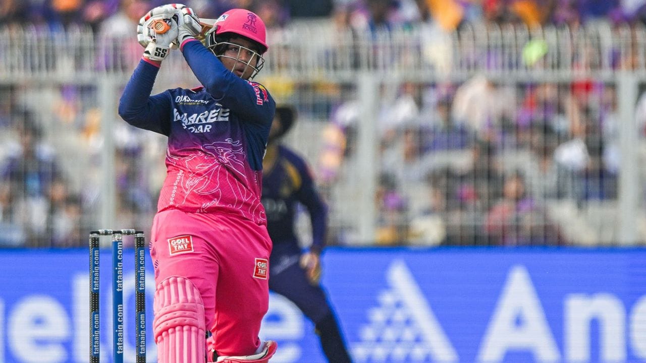 టీ20 క్రికెట్ చరిత్రలో టీనేజర్‌గా అత్యధిక సిక్సర్లు బాదిన ఆటగాడిగా వైభవ్ సూర్యవంశీ ప్రపంచ రికార్డు సృష్టించాడు. ఇంతకుముందు ఈ రికార్డు ఆఫ్ఘనిస్తాన్ ఆటగాడు రహ్మానుల్లా గుర్బాజ్ పేరిట ఉండేది. గుర్బాజ్ 52 ఇన్నింగ్స్‌లలో 90 సిక్సర్లు కొట్టగా, వైభవ్ కేవలం 26 ఇన్నింగ్స్‌లలోనే 94 సిక్సర్లతో ఆ రికార్డును అధిగమించాడు. 200కు పైగా స్ట్రైక్ రేట్‌తో బ్యాటింగ్ చేస్తూ ఈ ఘనత సాధించడం విశేషం.