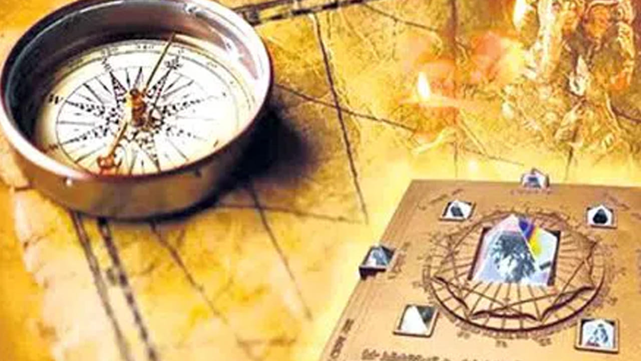 వాస్తు శాస్త్రం ప్రకారం మన చుట్టూ ఉన్న శక్తి సరిగ్గా లేని సమయంలో అనవసరమైన ఆందోళన, తలనొప్పి , టెన్షన్, నిద్రపట్టక పోవడం వంటి ఇబ్బందులు తలెత్తుతాయంట. అయితే ఇటువంటి సమయంలో తప్పకుండా మీ ఇల్లు శుభ్రంగా ఉందో లేదో తనిఖీ చేసుకోవాలని చెబుతున్నారు నిపుణులు. వంట గది, స్నానాల గది కూడా సరిగ్గా లేని సమయంలో ప్రతికూల శక్తి ఎక్కువగా ఉంటుందంట. వాస్తు శాస్త్రం ప్రకారం ఎవరికైనా రాత్రి నిద్ర సరిగ్గా నిద్రపట్టక, ఇబ్బంది పడటం వంటి సమస్యలు ఎదురు అయితే తప్పకుండా ఒకసారి ఇంటిని శుభ్రం చేసుకోవాలి.