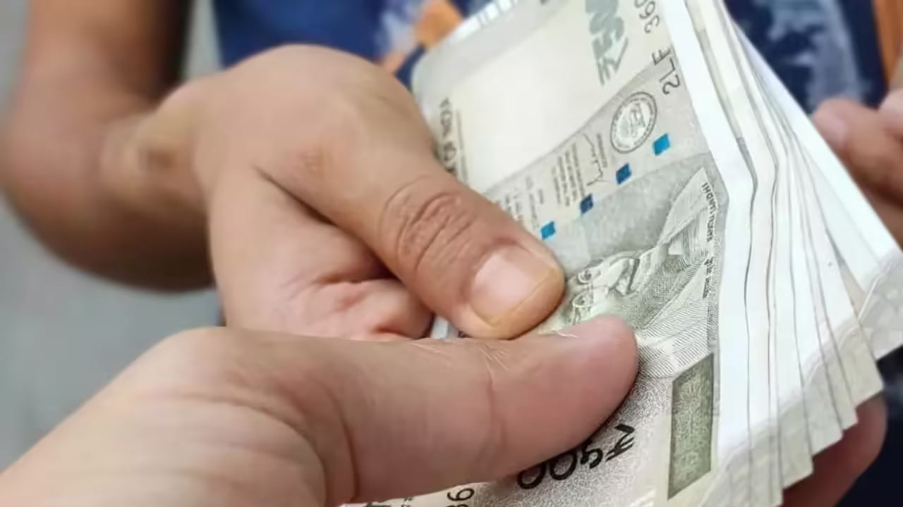 ఆర్థిక సమస్యలు ఉండటం కామన్. కానీ వాటి నుంచి ఎంత త్వరగా బయటపడ్డాం అనేదే ముఖ్యం. అయితే చాలా మంది చిన్నగా అప్పు చేసి, దాన్ని చాలా పెద్ద సమస్యగా మార్చుకుంటారు. అయితే జ్యోతిష్య శాస్త్రం ప్రకారం అప్పు ఇచ్చేటప్పుడు కానీ, తీసుకునేటప్పుడు కానీ తప్పకుండా కొన్ని నియమాలు పాటించాలని చెబుతున్నారు పండితులు.