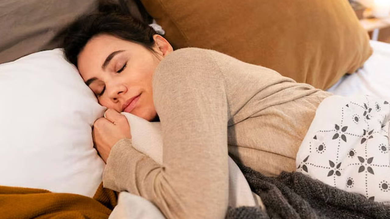 వంటగది ప్రభావం, వాస్తు శాస్త్రం ప్రకారం, వంట గది చాలా శక్తి వంతమైనది. అందువలన వంట గది సరిగ్గా ఉందో లేదో చూసుకోవాలి. మురికి పాత్రలను సింక్‌లో ఉంచడం, కుళాయి లీకు అవ్వడం వంటివి అనేక ఇబ్బందులకు కారణం అవుతాయి. అందువలన ఎలాంటి సమస్యలు లేకుండా ఇంటిలో సానుకూల శక్తి ఉండాలి అంటే తప్పకుండా వంట గది శుభ్రతపై ప్రత్యేక శ్రద్ధ తీసుకోవాలంట.