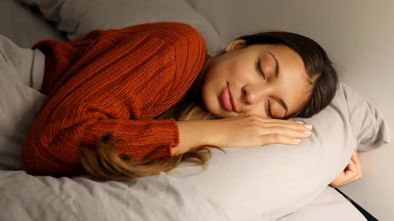 ఇంటి ప్రధాన ద్వారం ఇంటి శక్తి కేంద్రం అంటారు. అందువలన ఇంటి ప్రధాన ద్వారం వద్ద ఎప్పుడూ చెత్త, మురికి లేకుండా చూసుకోవాలి. అలాగే రాత్రి పడుకునే సమయంలో తప్పకుండా ఇంటి తలపులు సరిగ్గా ఉన్నాయో లేదో చూసుకోవాలి. ఇంటి ప్రధాన ద్వారానికి ఎదురుగా చెప్పులు పెట్టడం లాంటిది అస్సలే చేయకూడదు.