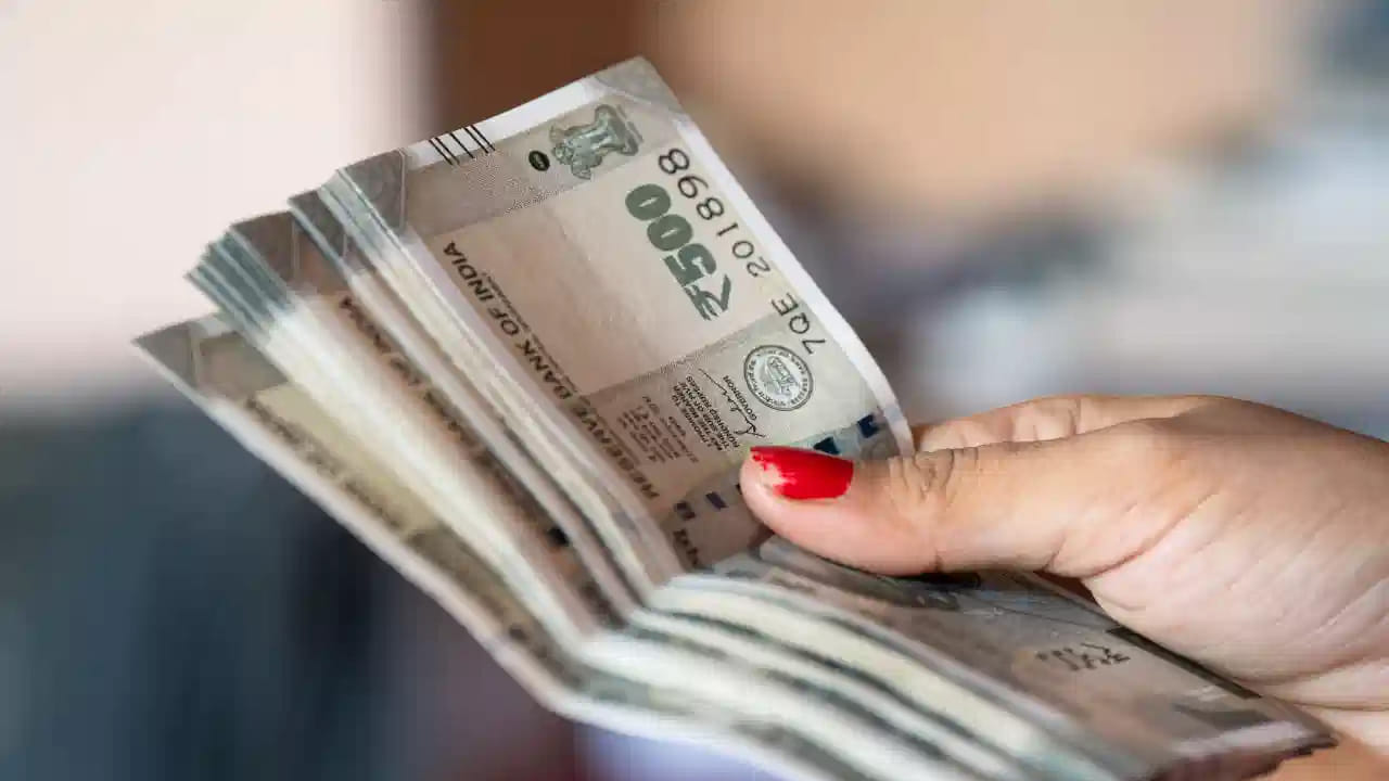 అయితే ముహూర్తం చూడుకన్నా కూడా కొన్ని రోజులు అప్పు తీర్చడానికి చాలా శుభప్రదమైన రోజులు. అందులో ముఖ్యంగా మంగళ వారం అప్పు తీర్చడం చాలా మంచిది అని చెబుతున్నారు పండితులు.  జ్యోతిష్య శాస్త్రం ప్రకారం అప్పు తీర్చడానికి అతి ముఖ్యమైన రోజు మంగళవారం. ఎవరు అయితే మంగళవారం రోజు అప్పు క్లియర్ చేస్తారో, ఇక జీవితంలో ఎక్కువగా అప్పులు చేసే సమస్యే రాదంట, అదే విధంగా, ఉన్న అప్పుల కూడా చాలా త్వరగా క్లియర్ అవుతాయంట.