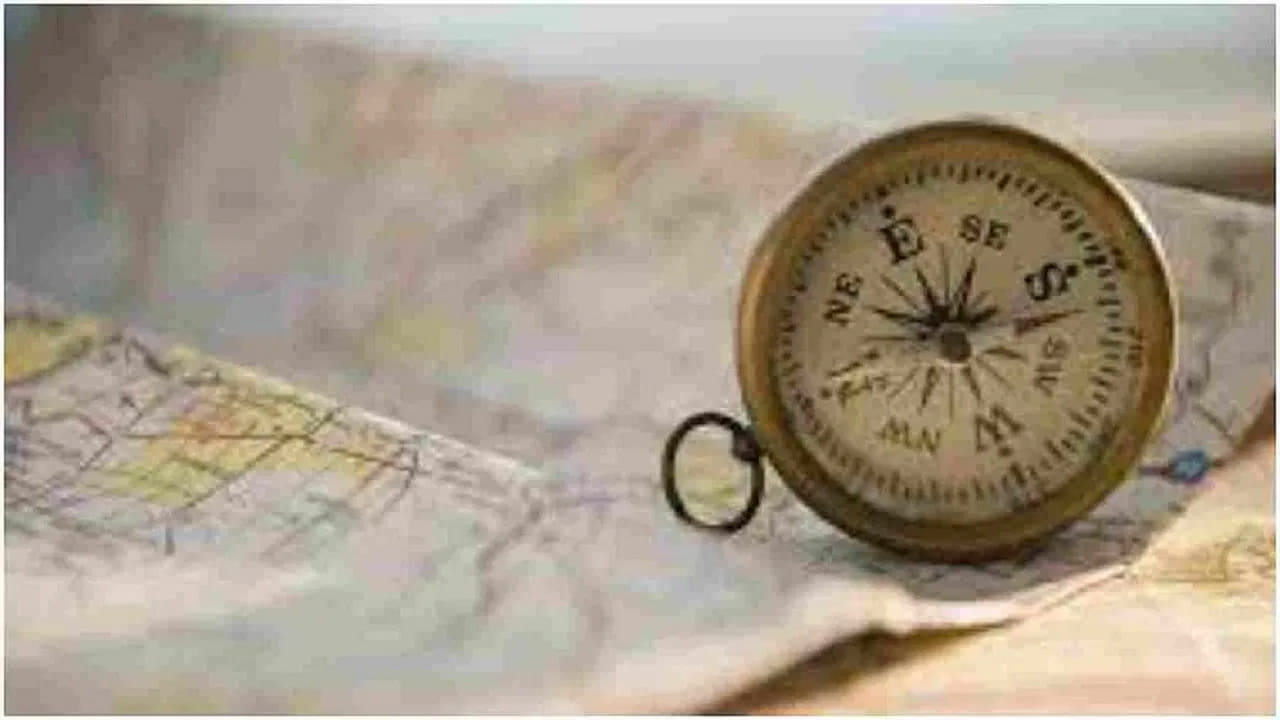 
ఉత్తర దిశలో పాటించవలసిన ముఖ్య సూచనలు: 

1. భారమైన లేదా అనవసర వస్తువులు వద్దు.. 
ఇంటి ఉత్తర భాగంలో భారమైన ఫర్నిచర్, పెద్ద వస్తువులు లేదా అనవసర సామాగ్రి ఉంచడం మానుకోవాలి. ఇవి శక్తి ప్రవాహాన్ని అడ్డుకుని ఆర్థిక సమస్యలకు కారణమవుతాయని నమ్మకం. ఈ ప్రాంతాన్ని ఎప్పుడూ శుభ్రంగా, ఖాళీగా ఉంచడం మంచిది.
