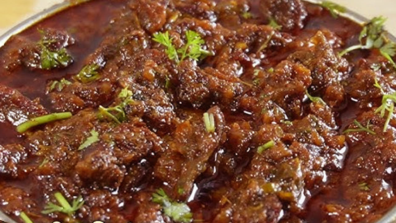 
వట్టి తునకలు ఎలా చేస్తారంటే?  వట్టి తునకలు (ఎండిన మటన్) కూర ప్రత్యేకించి చెప్పాల్సిన అవసరం లేదు.  రాయలసీమలో దీన్ని బాగా తింటారు. ఇది అంత ఫేమస్. ఇది మాములు మాంసంతో కాదు చేసేది.  నిల్వ ఉండే మటన్ ముక్కలతో చేసే కూర. ముఖ్యంగా, పసుపు, ఉప్పు రాసి రోజుల తరబడి మటన్ ముక్కలను ఎండలో బాగా ఎండబెడతారు. 
