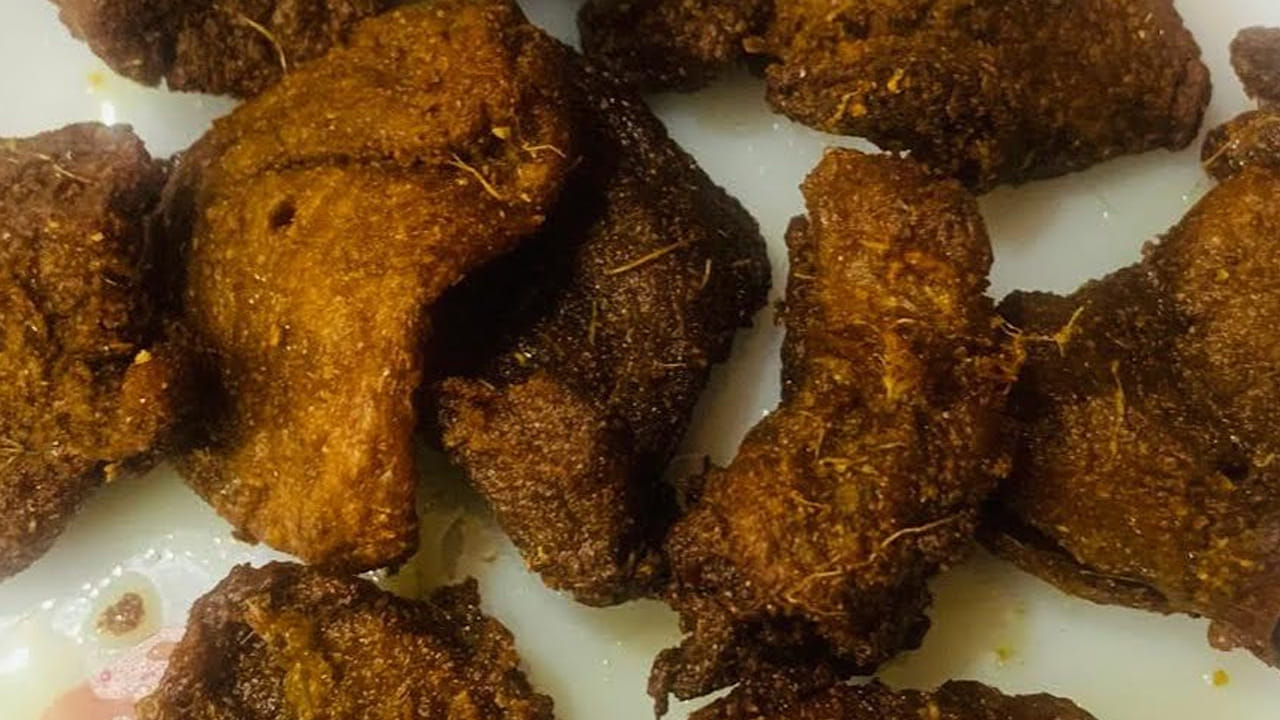 వట్టి తునకలకు ఉల్లిపాయలు, ఒక టేబుల్ స్పూన్ అల్లం వెల్లుల్లి పేస్ట్, సరిపడినంత కారం, మాసాలాలు బాగా పట్టించి వండుతారు. అయితే, ఇది అన్ని కూరల్లాగా ఉండదు. ఇది ఉడకడానికి చాలా సమయం పడుతుంది. అలాగే, దీనిని సరైన పద్దతిలో వండి తింటే ఏ కూరలు కూడా సరిపోవు. కాబట్టి, ఈ సారి మీ ఇంట్లో ట్రై చేయండి. 