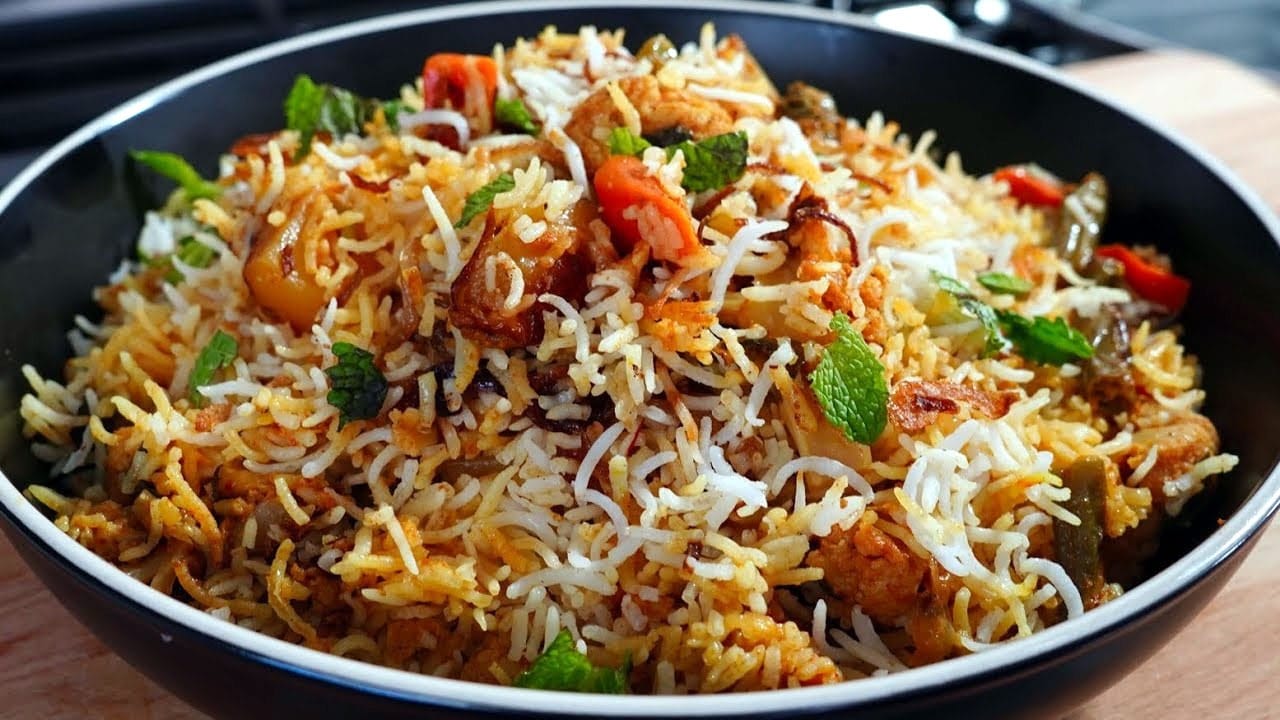 Veg Biryani: వెజ్ బిర్యానీ తినాలని ఉందా? పక్కా కొలతలతో హోటల్ స్టైల్ వెజ్ బిర్యానీని ఇంట్లోనే చేసుకోండిలా
