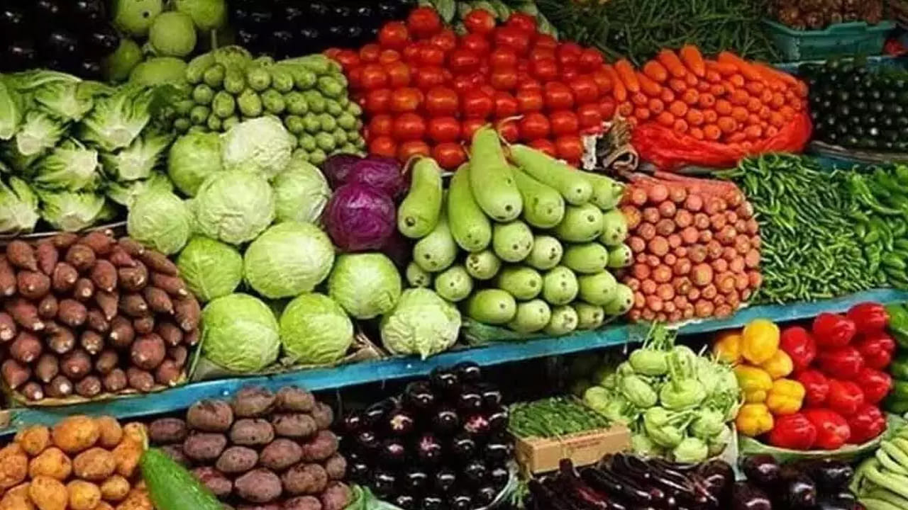 
సామాన్యులకు షాక్ తగిలింది. కూరగాయల ధరలు పెరుగుతున్నాయి. అకాల వర్షాల వల్ల పంటకు నష్టం జరగడం, వేసవి కాలం క్రమంలో ధరలు ఆమాంతం పెరుగుతున్నాయి. కొన్నిచోట్ల వ్యాపారులు సిండికేట్‌గా ఏర్పడి ధరలను పెంచేస్తున్నారు. ఇప్పుడు కూరగాయల ధరలు రెండింతలు పెరిగాయి. టమాటా ధరలు మళ్లీ పెరిగాయి. ఇటీవల కిలో రూ.10కి లభించగా.. ఇప్పుడు రూ.20కిపైగా పలుకుతున్నాయి. 