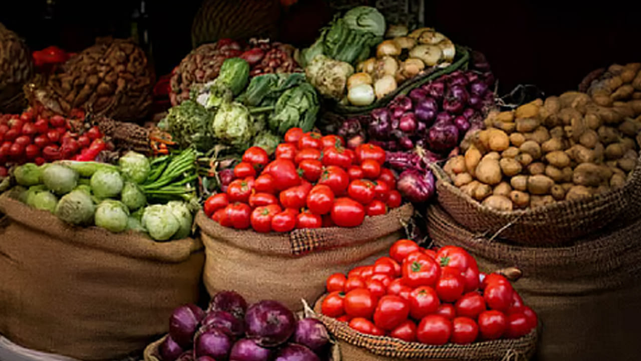 ప్రస్తుతం హైదరాబాద్‌లోని కూకట్ పల్లి రైతు బజార్‌లో కేజీ టమాటా రూ.23, వంకాయ రూ.18, బెండకాయ రూ.35, పచ్చిమిర్చి రూ.40, బజ్జిమిర్చి రూ.21, కాకరకాయ రూ.32, బీరకాయ రూ.35, క్యాబేజీ రూ.11, బీన్స్ రూ.60, క్యారెట్ రూ.23, గోబిపువ్వు రూ.25, దొండకాయ రూ.23, చిక్కుడుకాయ రూ.50, గోరుచిక్కుడు రూ.28కి లభిస్తోంది.
