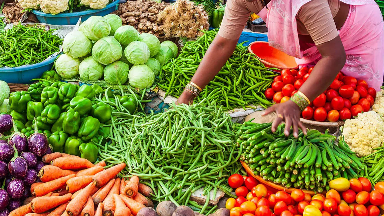 ఇక కేజీ బీట్ రూట్ రూ.23, క్యాప్సికం రూ.33, ఆలుగడ్డ రూ.17, కీర రూ.18, దోసకాయ రూ.13, సొరకాయ రూ.15,. పొట్లకాయ రూ.18, కంద రూ.30, ఉల్లిపొరక రూ.40, ఉల్లిగడ్డ రూ.18, చామగడ్డ రూ.28, చిలకడదుంప రూ.25,  పచ్చిబఠాణి రూ.40, బొప్పాయి రూ.40, పుట్టగొడుగులు రూ.45, ఎండుమిర్చి రూ.260 పలుకుతున్నాయి.
