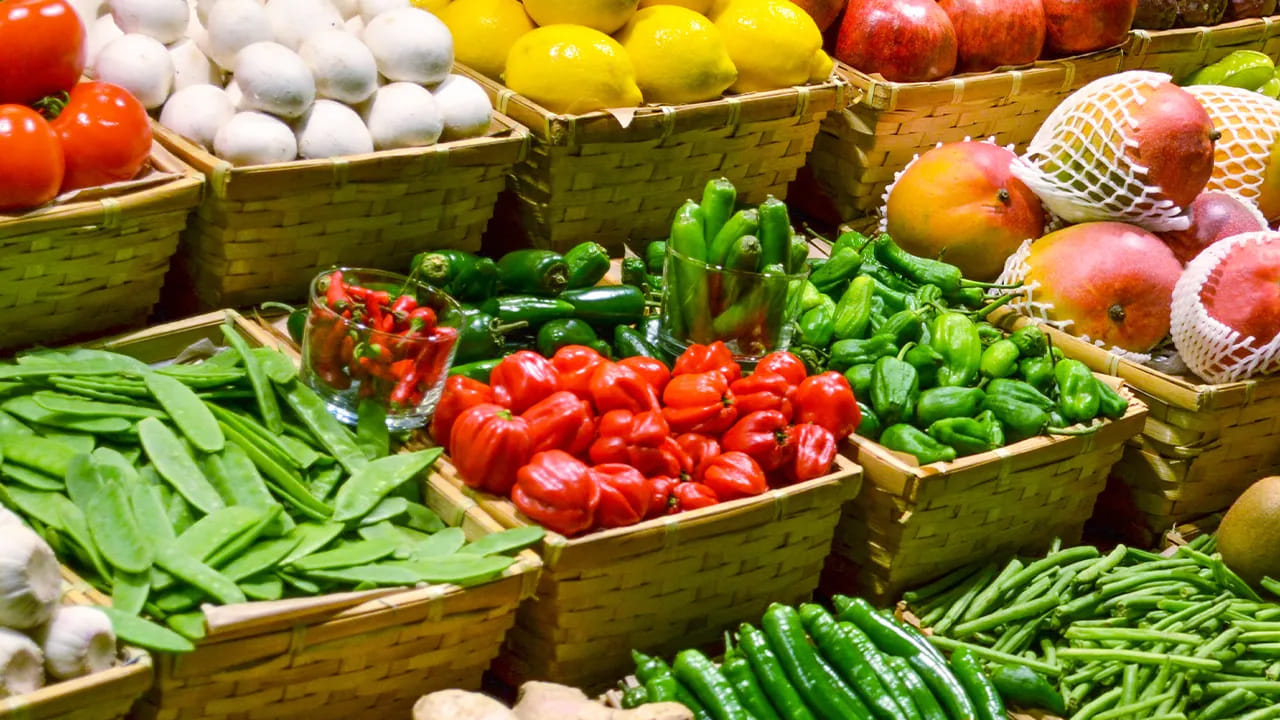 ఇక కిలో అల్లం రూ.100, వెల్లుల్లి రూ.200, చింతపండు రూ.160, పండుమిర్చి రూ.80, ఉసిరి రూ.100, కరివేపాకు రూ.80, పల్లికాయ రూ.50కి దొరుకుతున్నాయి. ఇక గుంటూరులోని ఎన్టీఆర్ రైతు బజార్‌లో కిలో టామాటా రూ.22, వంగ రూ.20, బెండకాయ రూ.20, పచ్చిమిర్చి రూ.24, కాకర రూ.27, క్యారెట్ రూ.29, క్యాబేజీ రూ.18, బీర రూ.36, దొండ రూ.18, బంగాళదుంప రూ.19, ఉల్లి రూ.20, గోరుచిక్కుళ్లు రూ.24, దోస రూ.16, పొట్లకాయ రూ.28కి అమ్ముతున్నారు.
