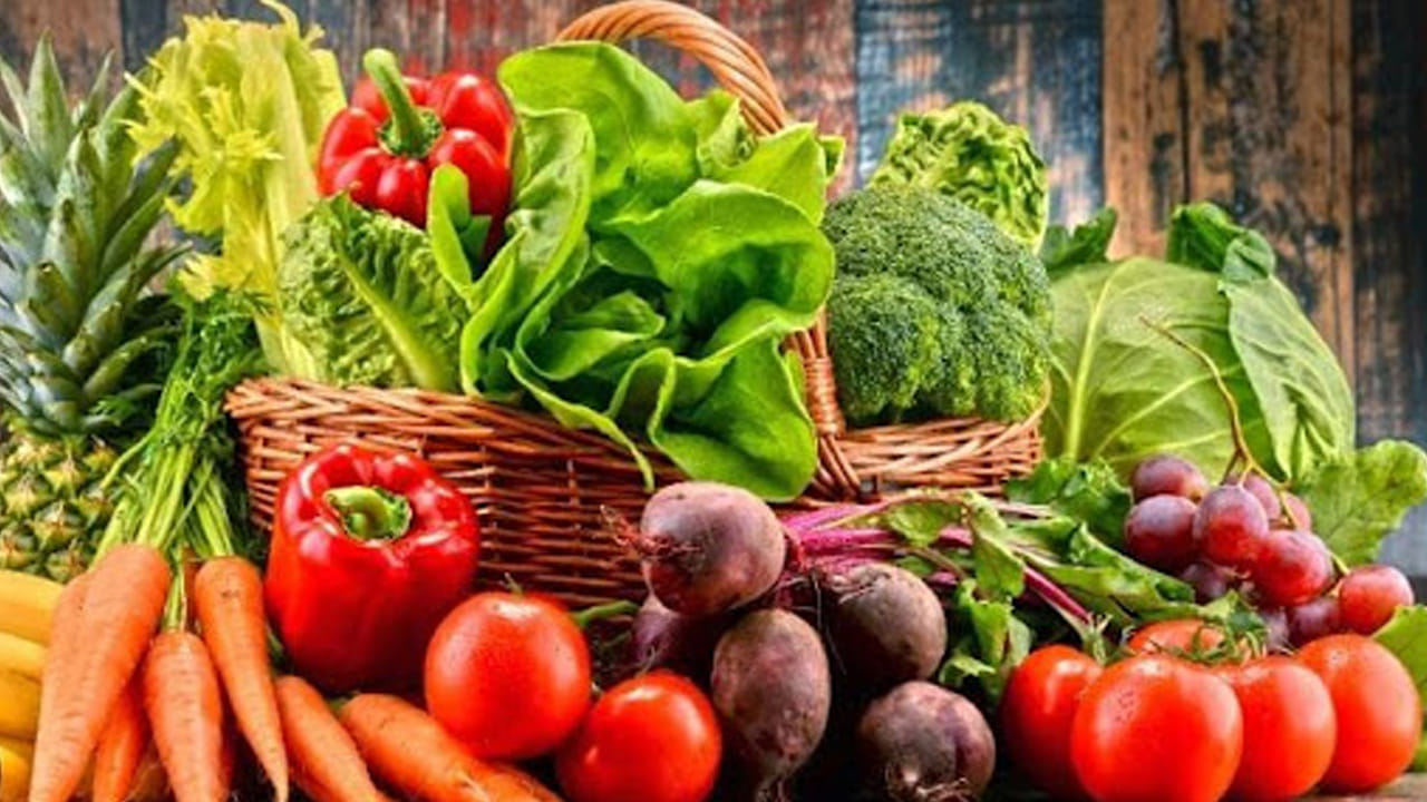 ఇక విజయాడలోని రైతు మార్కెట్లలో టమాటా రూ.28, వంగ రూ.26, బెండ రూ.20, పచ్చిమిర్చి రూ.25, కాకర రూ.26, క్యాబేజీ రూ.18, క్యారెట్ రూ.28, దొండకాయ రూ.18, బంగళదుంప రూ.22, ఉల్లిపాయలు రూ.20, గోరుచిక్కడు రూ.22, దోస రూ.26, సొరకాయ రూ.11, చిక్కుళ్లు రూ.58, బీర రూ.34, చామదుంప రూ.30, బీన్స్ రూ.68 పలుకుతున్నాయి.