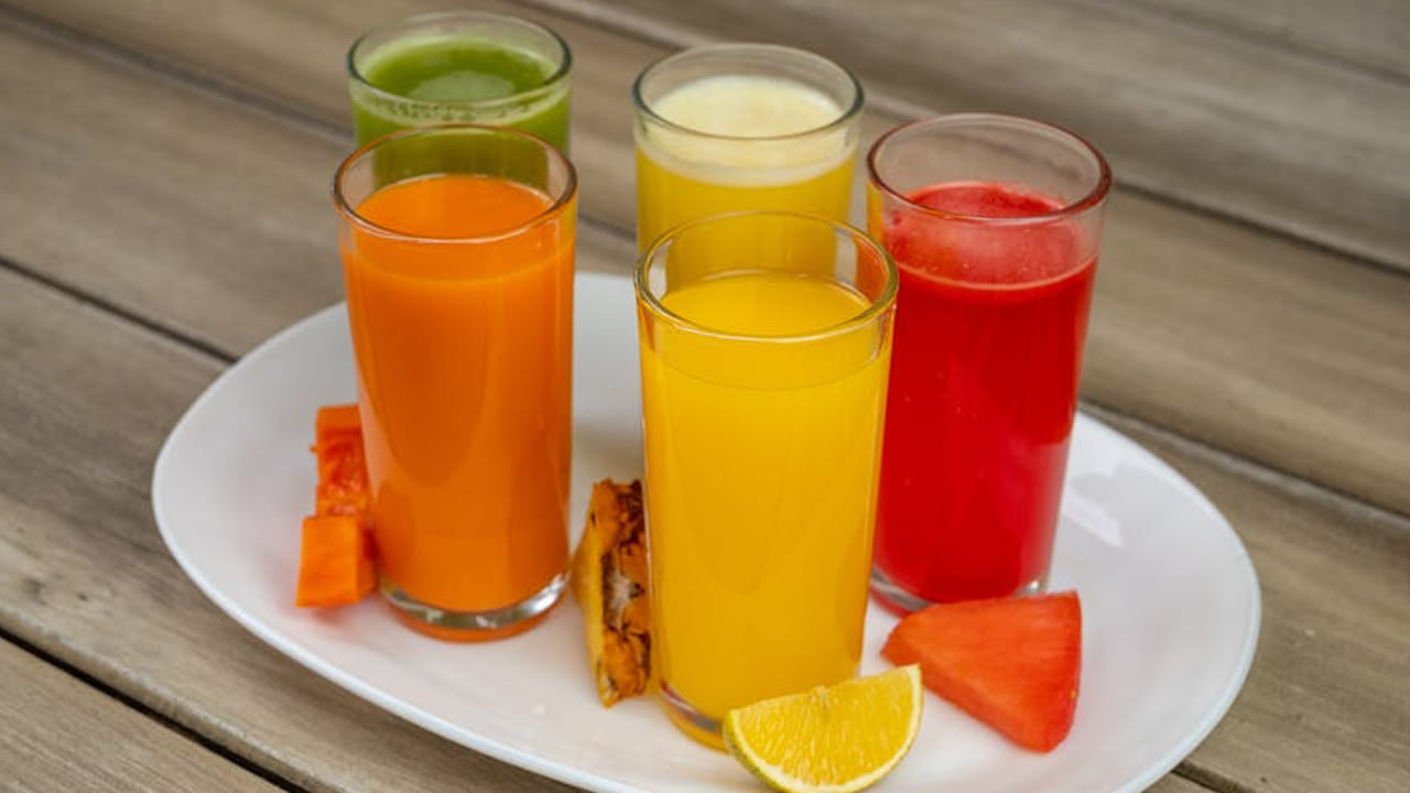 ఓ వైపు ఎండలు కూడా భగ్గుమంటున్నాయి. రోజు రోజుకి విపరీతంగా పెరిపోతోంది. ఇక ఇదే సమయంలో అందరూ నేచురల్ డ్రింక్స్ పైన చాలా మంది ఆధారపడుతున్నారు. వాటిలో వెజిటేబుల్ జ్యూస్ కోసం అయితే, జనాలు ఎగబడుతున్నారు. 