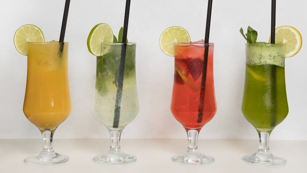 కూరగాయల జ్యూస్ కోసం పొద్దున నుంచి రాత్రి వరకు జనాలు క్యూ కడుతున్నారు.  దీనిని తాగిన వారు కూడా టేస్ట్ బాగుందని గ్లాసుల మీద గ్లాసుల మీద తాగుతున్నారు. దీంతో ఈ జ్యూస్ కు డిమాండ్ విపరీతంగా పెరిగిపోయింది.