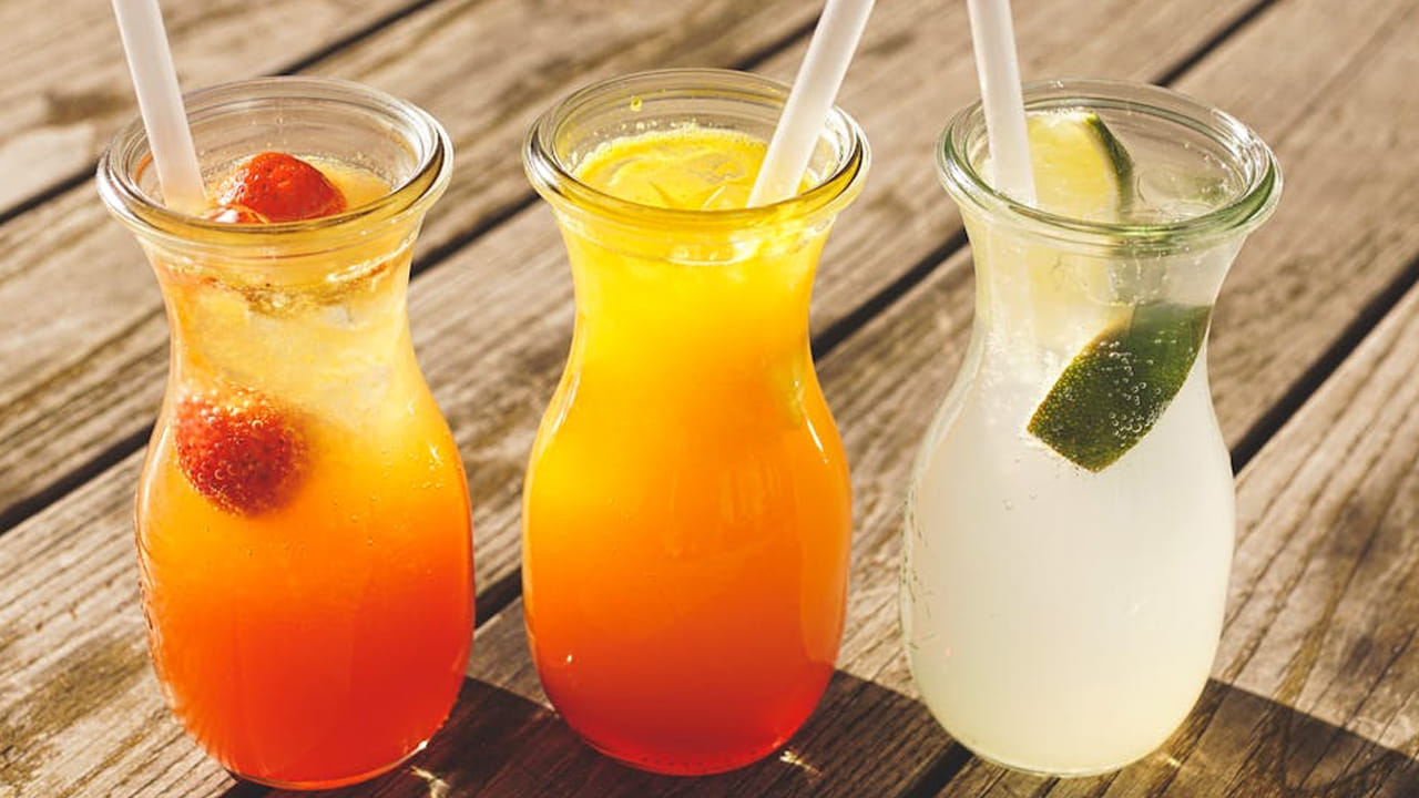  సొరకాయ, ఉసిరి, కొత్తిమీర ఇలా రక రకాల కూరగాయల జ్యూస్ ఒక్కో రూ. 30 నుంచి రూ. 40 గా అమ్ముతున్నారు. ఇంకా బీట్ రూట్ క్యారెట్ జ్యూస్ రూ. 50 నుంచి 60 గా అమ్ముతున్నారు