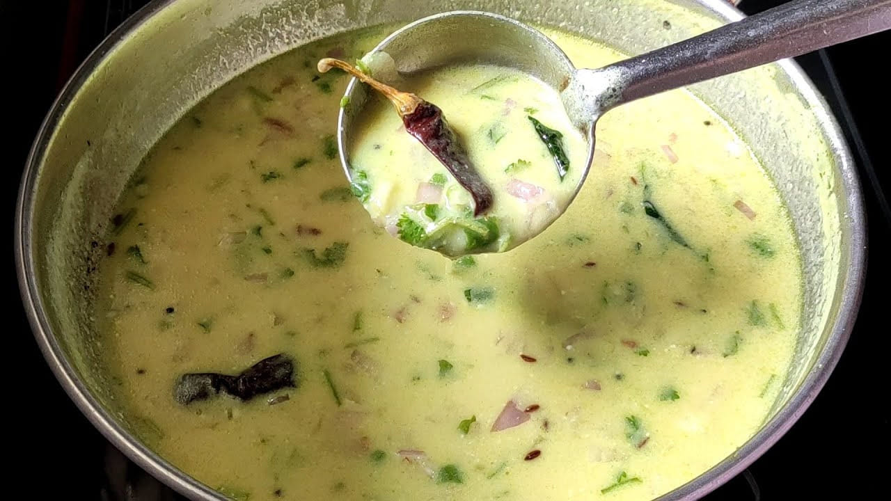 ముందుగా కూరగాయలను తీసుకుని వాటిని శుభ్రపరచి,   పసుపు, ఉప్పు వేసి బాగా ఉడికించాలి. ఇక ఇప్పుడు కొబ్బరి, శెనగపప్పు, జీలకర్ర  గ్రైండ్  చేసుకోవాలి. ఆ తర్వాత మజ్జిగను తీసుకుని కవ్వంతో తిప్పి దానిని  పేస్ట్ లాగా కలపాలి. 