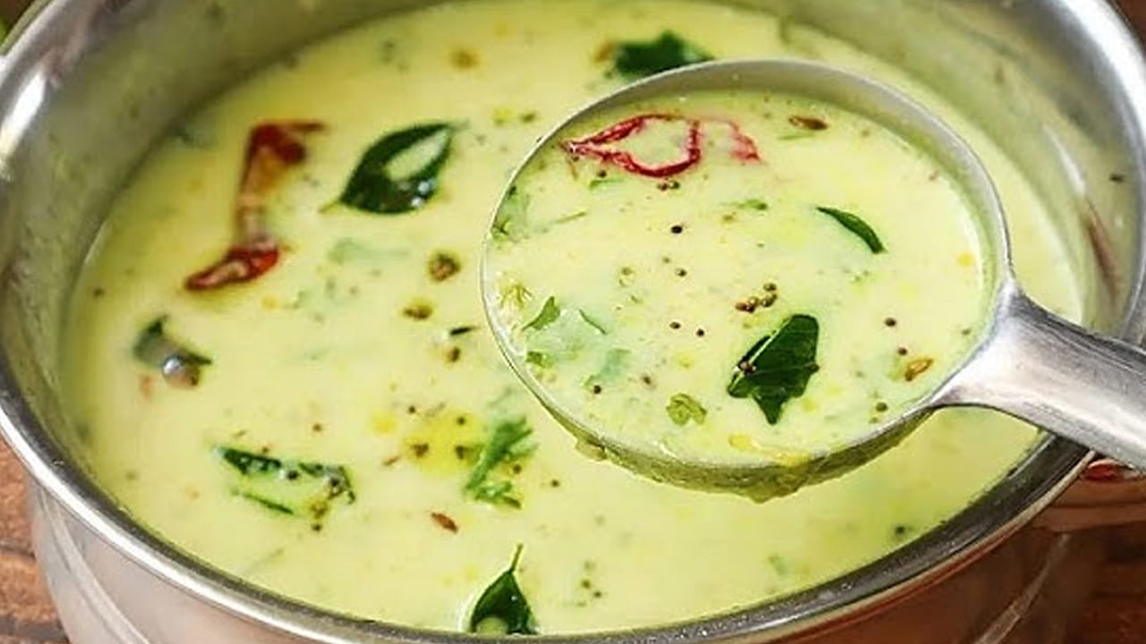 ఉడికిన కూరగాయల్లో ఈ మజ్జిగను పోసి మీడియం మంటపై అలాగే ఉంచాలి.   అలా అని వాటిని బాగా మరిగించకూడదు. కొద్దిగా వేడయ్యే వరకు మాత్రమే ఉంచాలి. 