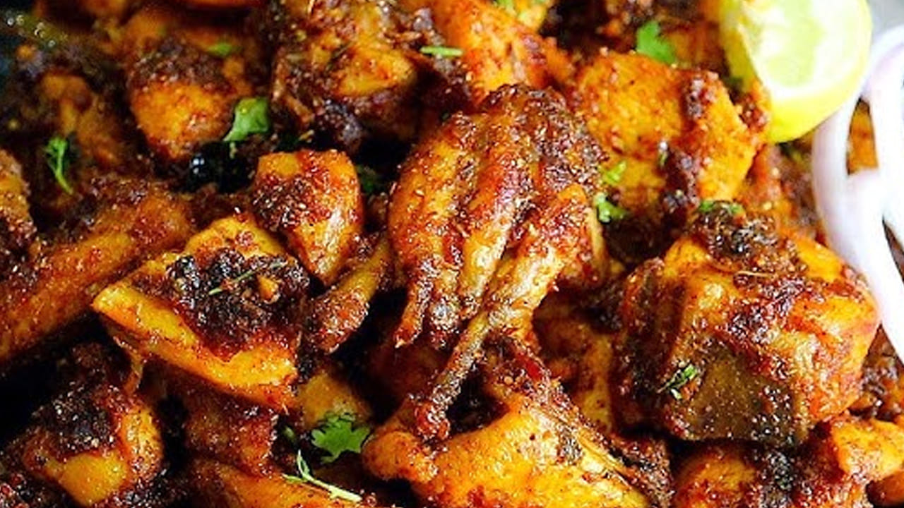 ముందుగా చికెన్ తీసుకుని ఒకటికి రెండు సార్లు బాగా వాటికి ఉప్పు, పసుపు పట్టించి 10 నిమిషాల పాటు పక్కన పెట్టుకోవాలి.
ఇక ఇప్పుడు వేరే పాన్ తీసుకుని దానిలో ఆయిల్ వేసి, అది వేడయ్యాక కరివేపాకులు, పచ్చిమిర్చిని బాగా వేయించండి.