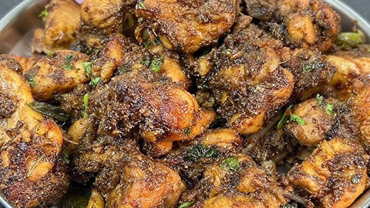 ఇప్పుడు ఆ తర్వాత ఉల్లిపాయ ముక్కలు తీసుకుని అవి బంగారు కలర్లోకి వచ్చే వరకు వాటిని వేయించాలి. ఒక టేబుల్ స్పూన్ అల్లం వెల్లుల్లి పేస్ట్ వేసి పచ్చి వాసన పోయే వరకు బాగా వేయించాలి. ఇప్పుడు నూరిన వెల్లుల్లిని కొద్దిగా వేసి బాగా వేయించుకోవాలి.