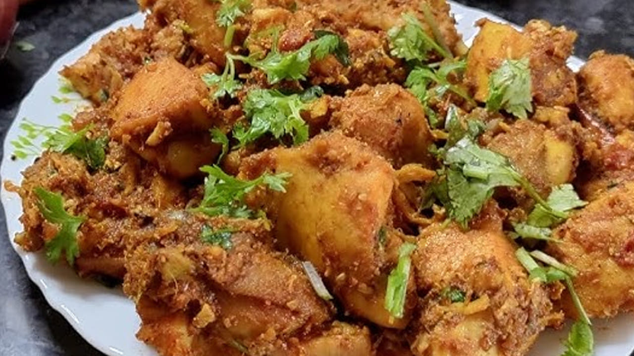 చివర్లో మసాలా పొడి వేసి, నూనె పైకి తేలే వరకు పొయ్యి మీదే ఉంచండి. ఇంకా అర కట్ట కొత్తిమీరను తీసుకుని వేసి స్టవ్ ఆఫ్ చేసి కిందకు దించేయాలి. అంతే, వేడి వేడి చికెన్ వెల్లుల్లి కారం రెడీ.