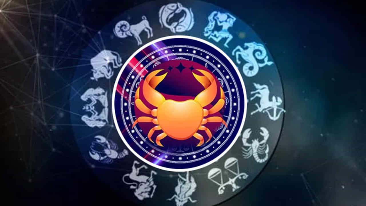 కర్కాటక రాశి : శుక్ర సంచారం వలన కర్కాటక రాశి వారికి అద్భుతమైన ప్రయోజనాలు కలుగుతాయి. వీరి సంపద రెట్టింపు అవుతుంది. కొత్త వ్యక్తులతో పరిచయాలు భవిష్యత్తులో చాలా ఉపయోగకరంగా ఉంటాయి. ఆదాయం పెరగడంతో చాలా ఆనందంగా గడుపుతారు.