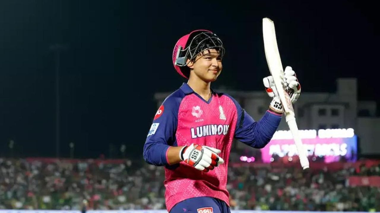 రాజస్థాన్ రాయల్స్ యువ ఓపెనర్ వైభవ్ సూర్యవంశీ ఈ సీజన్‌లో ఒక సంచలనం. కేవలం 15 ఏళ్ల వయస్సులోనే బుమ్రా, ప్యాట్ కమిన్స్ వంటి బౌలర్లను చిత్తు చేస్తూ ఆకాశమే హద్దుగా చెలరేగిపోతున్నాడు. ఆడిన 8 మ్యాచ్‌ల్లోనే ఏకంగా 32 సిక్సర్లు బాది ఈ జాబితాలో అగ్రస్థానంలో నిలిచాడు. ఇతని నిడరమైన బ్యాటింగ్ శైలి చూస్తుంటే మైదానాలు చిన్నబోతున్నాయి.