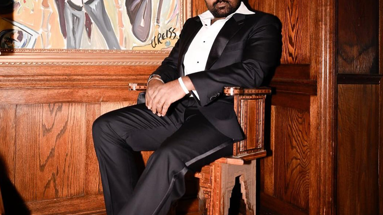 Tollywood : ఒకప్పుడు వీధుల్లో పోస్టర్స్ పంచాడు.. ఇప్పుడు పాన్ ఇండియానే షేక్ చేస్తున్న హీరో.. తెలుగులో చాలా ఫేమస్..