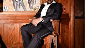 ఒకప్పుడు వీధుల్లో పోస్టర్స్ పంచాడు.. ఇప్పుడు పాన్ ఇండియా హీరో..