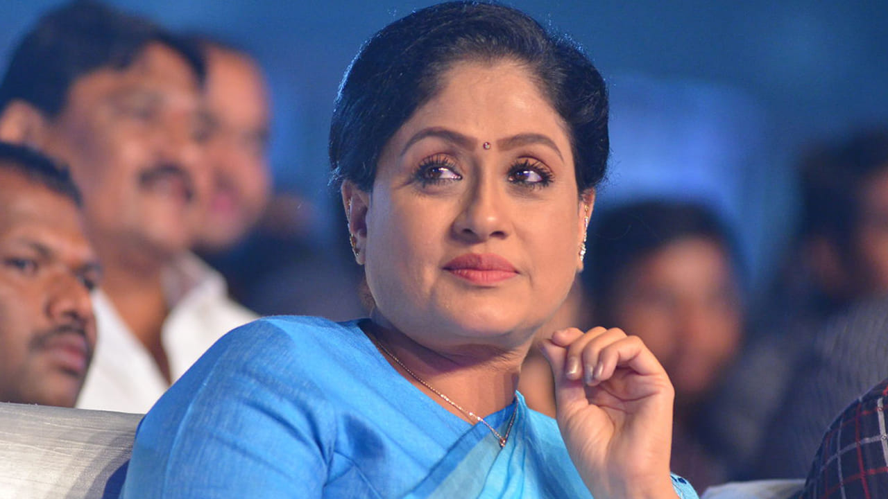 ఇతరులకు ఉపయోగపడటం, కష్టాల్లో ఉన్నవారిని ఆదుకోవడం ముఖ్యమని, పది మందికి అన్నం పెట్టాలని ఆమె సూచించారు. రాజకీయాల్లోకి తన ప్రవేశానికి బలమైన కారణాలు ఉన్నాయని విజయశాంతి వివరించారు. రజాకారుల పాలనలో, నిజాం పరిపాలనలో తమ కుటుంబం అనుభవించిన కష్టాలను తన తల్లి చెప్పేవారని, అది తనలో ఒక విత్తనం నాటిందని ఆమె గుర్తు చేసుకున్నారు. అప్పట్లో రజాకారుల దాడుల నుండి తమ కుటుంబాన్ని కాపాడుకోవడానికి తన తాతగారు ఆస్తి మొత్తం వదిలి చెన్నైకి వలస వెళ్లారని తెలిపారు.