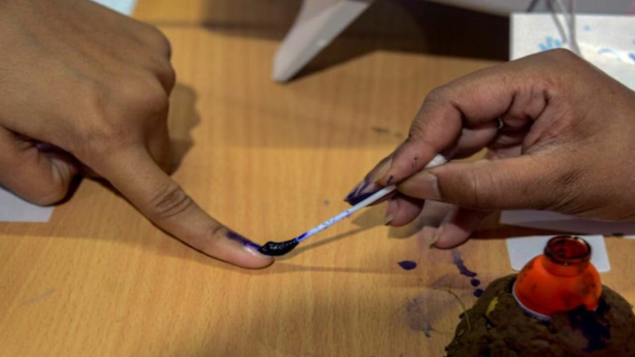 ఓటింగ్, ఆయుర్దాయం మధ్య ఒక స్పష్టమైన సంబంధం ఉందని ఒక అధ్యయనంలో వెళ్లడి అయ్యింది. పరిశోధనల ప్రకారం ఓటు వేయని వారి కంటే ఓటు వేసేవారు ఎక్కువ కాలం జీవిస్తారని, ఓటు వేసేవారు మరణించే సమయం చాలా వరకు తగ్గుతుందని ఈ సర్వేలో వెళ్లడి అయ్యింది. అంటే ఒక వ్యక్తి ఓటు వేయడం వలన ఎక్కువ కాలం జీవించే ఛాన్స్ ఉన్నదంట. స్కూల్ ఆఫ్ సోషల్ పాలసీ, అండ్ ప్రాక్టీస్‌కు చెందిన ఫెమిడా హ్యాండీ, సారా కొన్రాత్‌ల సహాకారంతో నిర్వహించిన ఈ అధ్యయనంలో ఓటు ప్రయోజనాలు వెళ్లడి అయ్యాయి. ఓటు అనేది ప్రజాస్వామ్యానికి ప్రయోజనమే కాకుండా, ఇది ఒక వ్యక్తి మానసిక, శారీరక ఆరోగ్యంపై కూడా ప్రభావం చూపుతున్నదంట. ఓటు వేయడం వలన ఒక వ్యక్తి మానసిక ఆరోగ్యం మెరుగుపడటమే కాకుండా, తన జీవన ప్రమాణ రేటు కూడా పెరుగుతుందంట.