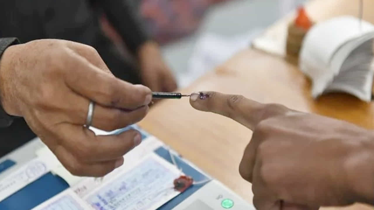 అయితే ఈ ఓటు వేయడం అనేది ఆరోగ్యంతో ఉన్నవారికి మాత్రమే కాదండోయ్, అనారోగ్యంతో ఉన్నవారికి మరింత ఎక్కువ ప్రయోజనాలు చేకూర్చిందని పరిశోధకులు పేర్కొనడం జరిగింది. అనారోగ్యంతో బాధపడే వారు ఓటు వేయడం వలన ఎక్కువ ప్రయోజనాలు అందుకున్నారంట. ప్రజాస్వామ్యంలో పాలు పంచుకోవడం, ప్రజలలో కలిసి ఉండటం, తాము ఒక సముహానికి చెందిన వారమనే భావన ఇవన్నీ కూడా వారి వారి ఆరోగ్యంపై ప్రభావం చూపాయంట. ఇవి మానసిక ప్రశాంతతను కలిగించి, అనారోగ్య సమస్యల నుంచి కూడా ఉపశమనం కలిగించాయని చెబుతున్నారు నిపుణులు.
