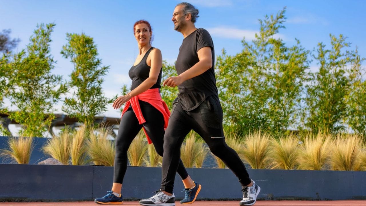 పరుగుతో కలిగే ప్రయోజనాలలో తక్కువ సమయంలో ఎక్కువ ఫలితాలు ఆశించేవారికి రన్నింగ్ సరైన ఛాయిస్.నడకతో పోలిస్తే పరుగు తీయడం వల్ల తక్కువ సమయంలోనే ఎక్కువ కేలరీలు ఖర్చవుతాయి.మీ బాడీ స్టామినాను, ఎండ్యూరెన్స్‌ను రన్నింగ్ వేగంగా పెంచుతుంది. మీరు బిజీగా ఉండి తక్కువ సమయం మాత్రమే వ్యాయామానికి కేటాయించగలిగితే, 15-20 నిమిషాల పరుగు మంచి రిజల్ట్ ఇస్తుంది. రన్నింగ్ మీ ఊపిరితిత్తుల సామర్థ్యాన్ని, గుండె పనితీరును గణనీయంగా మెరుగుపరుస్తుంది.